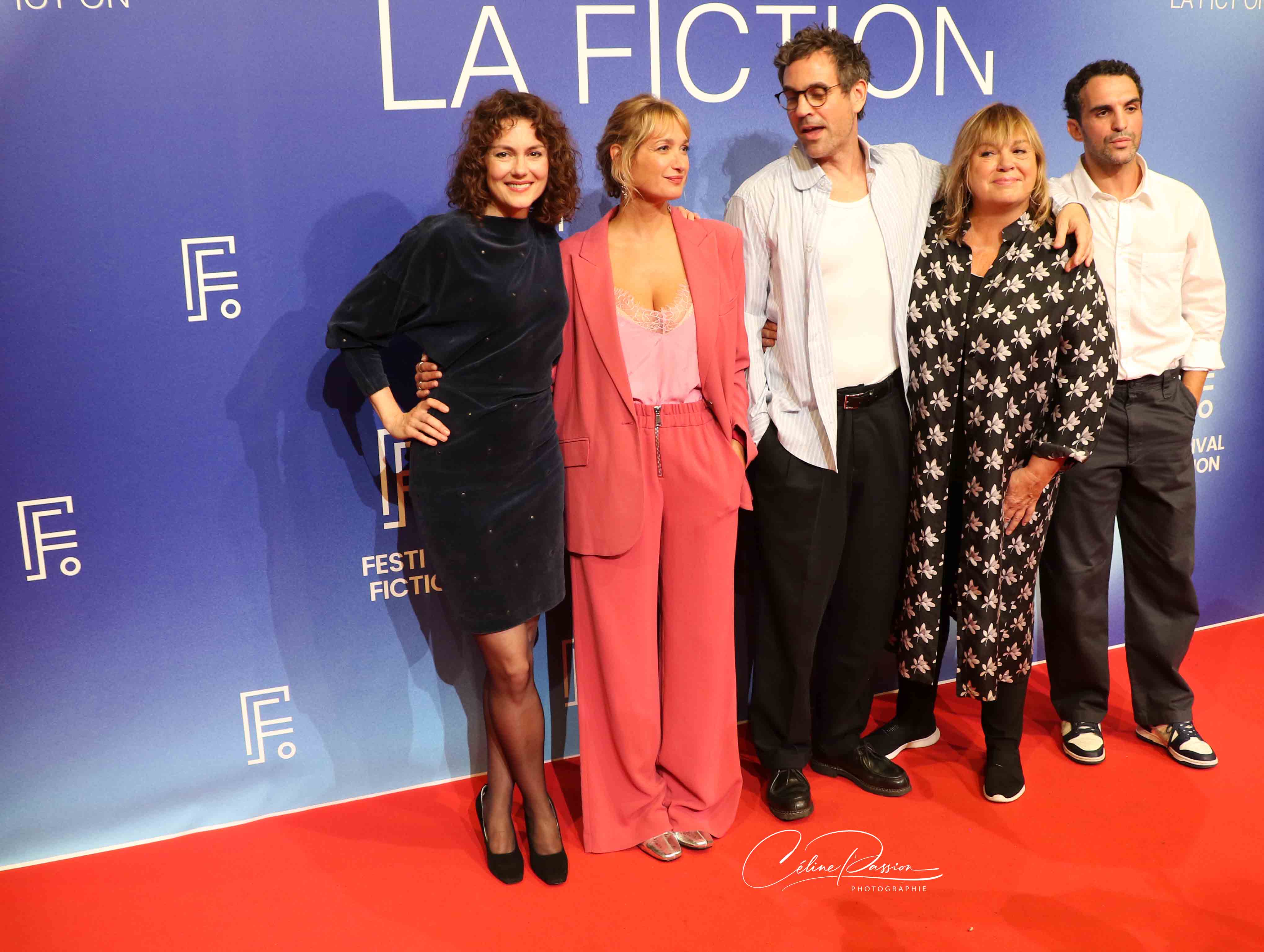 Equipe de la série "Le Parfum du Bonheur" avec  Julia Faure, Caroline Anglade, Xavier robic, Michèle Bernier, Foëd Amara pour France TV